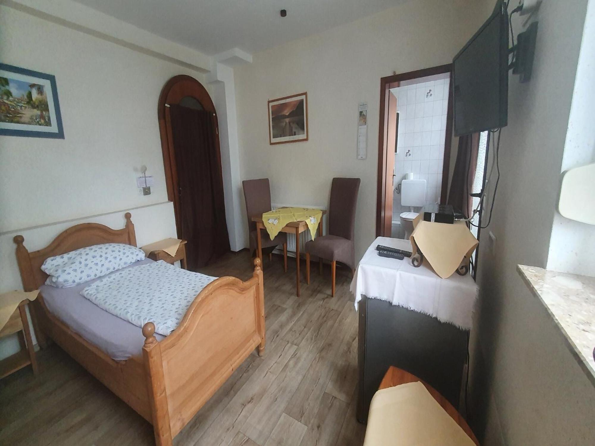 Large Detached Holiday Home In Hesse With Private Garden And Terrace Homberg  Ngoại thất bức ảnh
